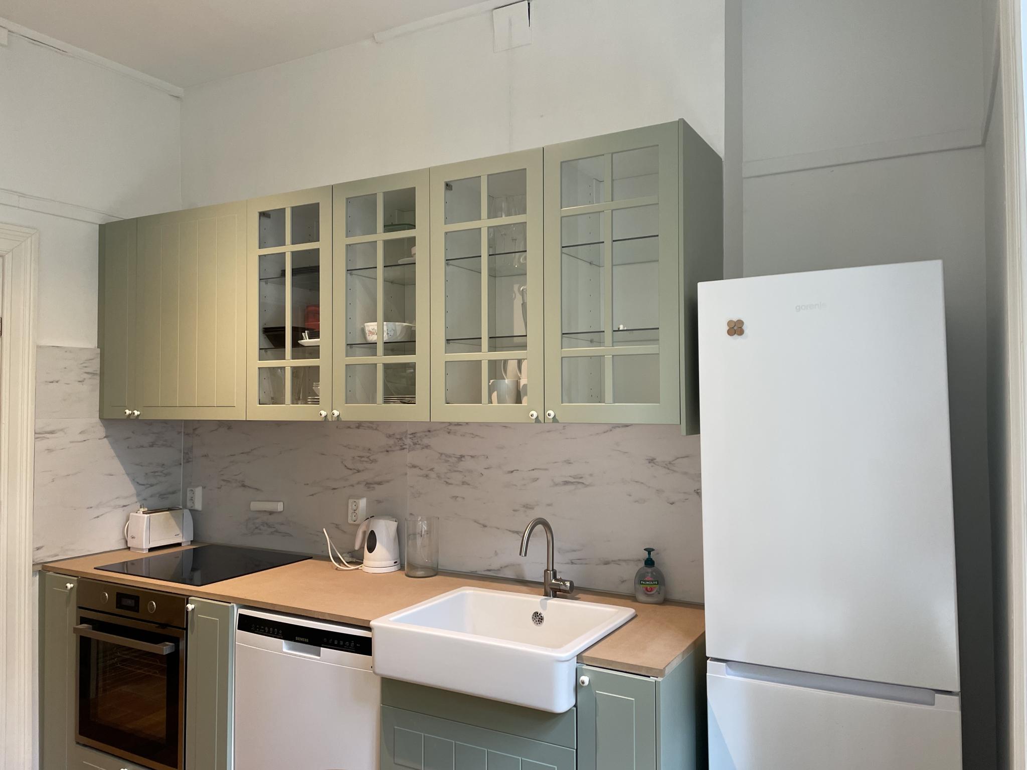 Kjøkken fra spisekrok. Totalrenovert august 2023.